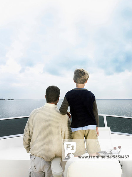 Vater und Sohn auf dem Boot