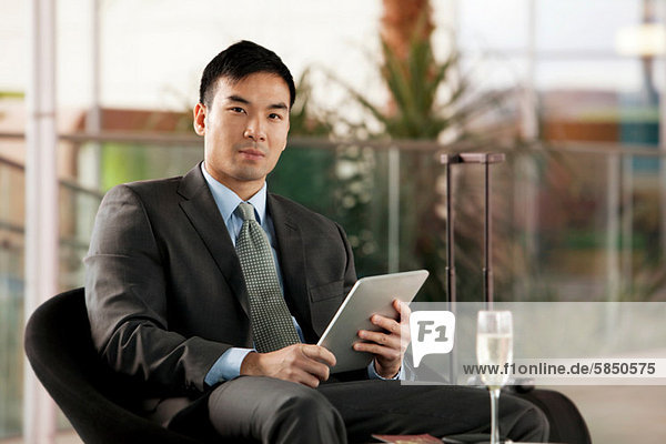 Geschäftsmann mit digitalem Tablett  Portrait