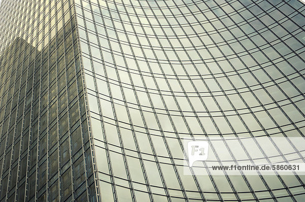 Glasfassade eines Hochhauses  Frankfurt am Main  Hessen  Deutschland  Europa