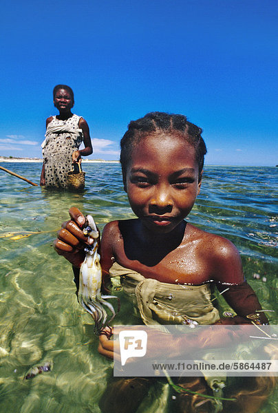 Vezo Mädchen sammeln Tintenfisch in der Lagune Andavadoaka Madagaskar