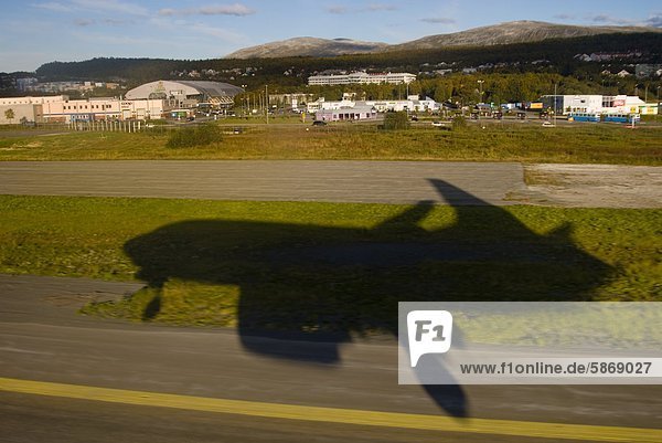 Flugzeug landet auf dem Flughafen Tromso Norwegen