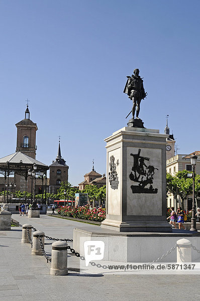 Denkmal für den Dichter Miguel de Cervantes  Plaza de Cervantes Platz  Alcala de Henares  Spanien  Europa