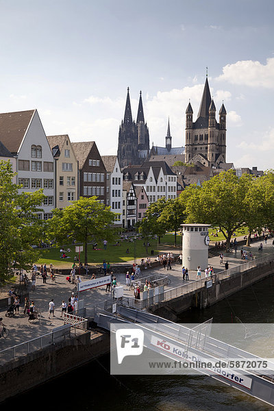 Altstadt mit Rheinufer und der Kirche Groß St. Martin und Dom  Köln  Rheinland  Nordrhein-Westfalen  Deutschland  Europa  ÖffentlicherGrund