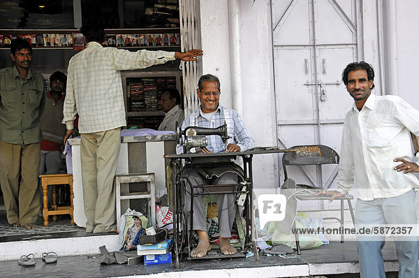Schneider  Inder mit Nähmaschine  Udaipur  Rajasthan  Nordindien  Asien