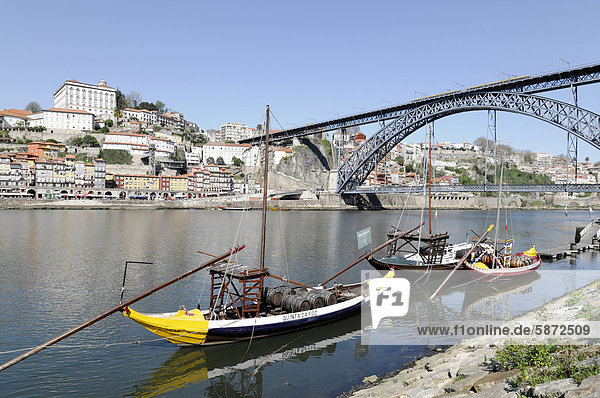 Portweinschiffe  hinten die Brücke Ponte de D. Luis I. über den Douro  Porto  Nordportugal  Portugal  Europa