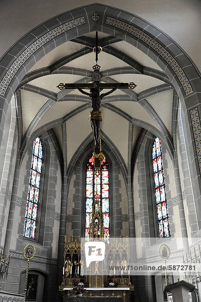 Chor und Altarbereich  Pfarrkirche St. Martin  Staufen im Breisgau  südlicher Schwarzwald  Baden-Württemberg  Deutschland  Europa