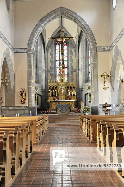Innenraum mit Altarbereich  Pfarrkirche St. Martin  Staufen im Breisgau  südlicher Schwarzwald  Baden-Württemberg  Deutschland  Europa