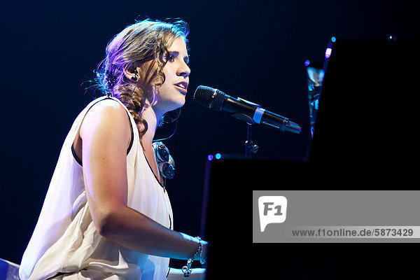 'Die Schweizer Sängerin Eliane Müller  Gewinnerin bei ''Das größte Schweizer Talent 2012''  live in der Swisslife Arena Luzern  Schweiz  Europa'