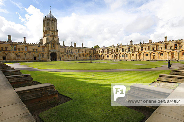 Tom Quad Platz  Christ Church College  eines von 39 Colleges  die alle unabhängig sind und zusammen die University of Oxford bilden  Oxford  Oxfordshire  Großbritannien  Europa