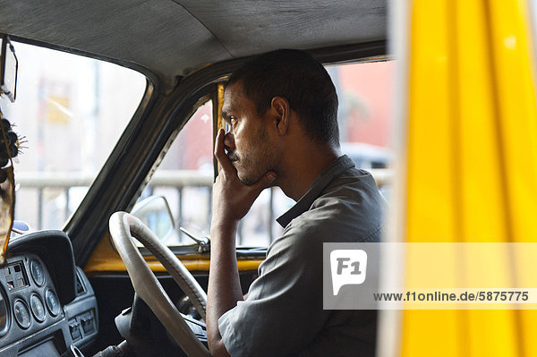 Taxifahrer wartet in Stau  Kolkata oder Kalkutta  Westbengalen  Ostindien  Indien  Asien