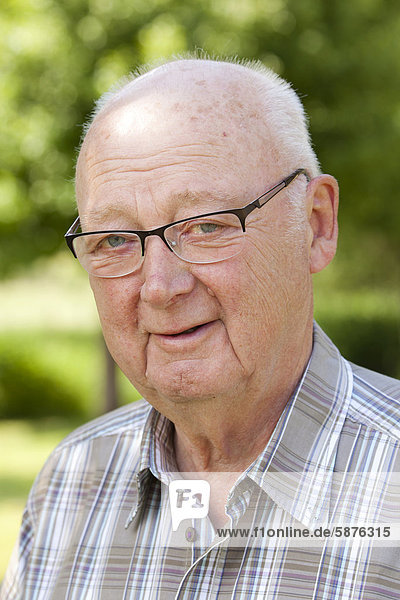 Älterer Mann  Senior  Rentner  70-80 Jahre  in Bengel  Rheinland-Pfalz  Deutschland  Europa
