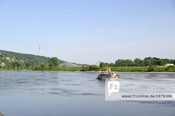 Boot mit feiernden jungen Menschen auf der Elbe  hinten die Brücke Blaues Wunder  Dresden  Sachsen  Deutschland  Europa  Öffentlichergrund