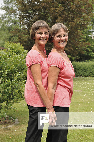 Zwei rüstige Zwillingsschwestern