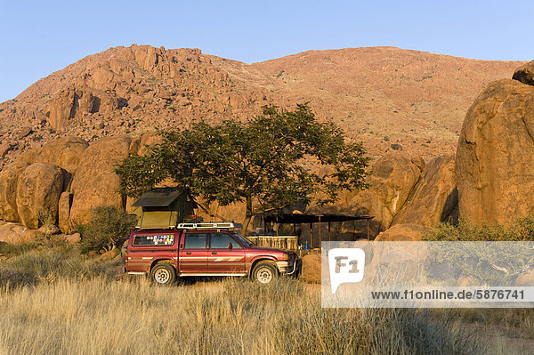 Allradwagen auf dem Zeltplatz der Farm Koiimasis in den Tiras-Bergen Namibia Afrika