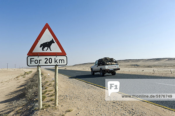 'Verkehrszeichen ''Achtung Hyänen''  südliches Namibia  Afrika'