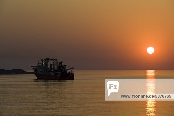 Diamantensucher-Schiff mit dem Diamanten vom Meeresboden aufgesaugt werden Sonnenuntergang Hafen von Lüderitz Namibia Afrika