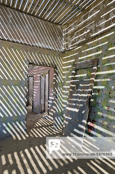 Wohnhaus Tür Schatten Vernichtung Namibia Afrika Kolmanskop