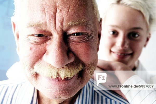 hinter  Portrait  lächeln  Enkeltochter  Großvater