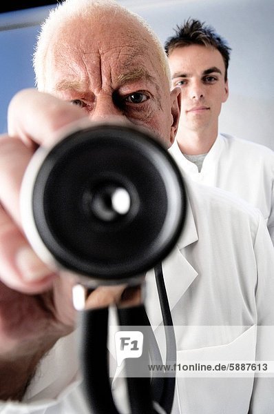 hinter Portrait Mann Arzt Stethoskop halten jung