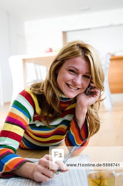 Handy Portrait Frau sprechen Finanzen frontal Kurznachricht jung Zeitung