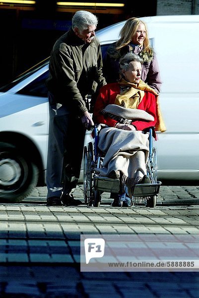 Senior Senioren Frau schieben Menschlicher Vater Tochter Rollstuhl