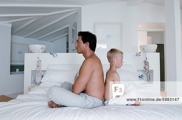 sitzend Mann Sohn Bett Mittelpunkt Erwachsener