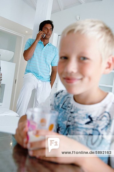 Handy  Portrait  sprechen  Glas  Junge - Person  Menschlicher Vater  halten  Hintergrund  Kurznachricht  Milch