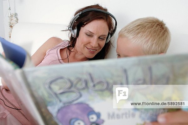 Frau zuhören Buch Sohn Musik Mittelpunkt Taschenbuch Erwachsener vorlesen