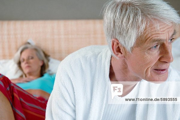 hinter Senior Senioren Frau Mann schlafen