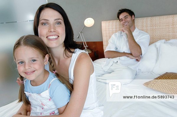 sitzend Portrait Frau lächeln Bett Hintergrund Mittelpunkt Tochter Erwachsener Ehemann