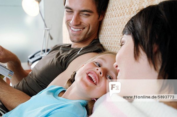 liegend liegen liegt liegendes liegender liegende daliegen lächeln Bett Mittelpunkt Tochter Erwachsener zurücklehnen