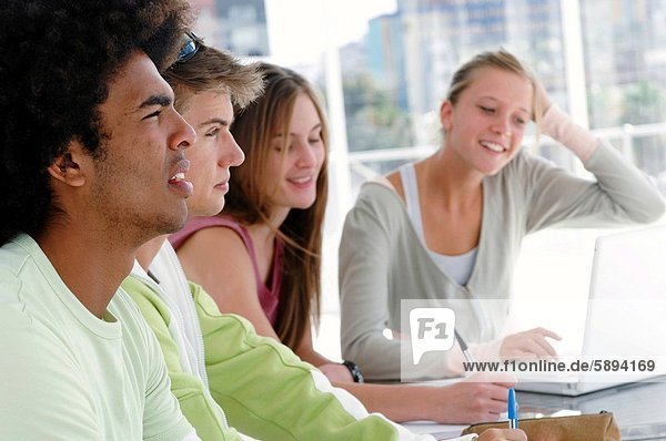 sitzend 4 Student Hochschule Tisch