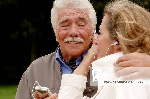 zuhören Menschlicher Vater Kopfhörer Musik Tochter