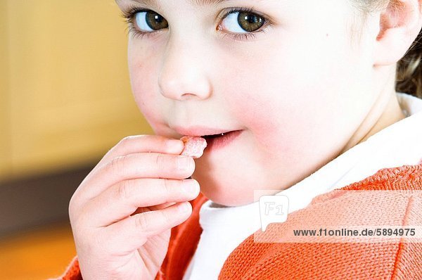 Portrait  Süßigkeit  essen  essend  isst  Mädchen