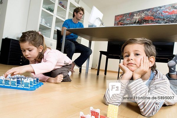 liegend, liegen, liegt, liegendes, liegender, liegende, daliegen , benutzen , Computer , Junge - Person , Menschlicher Vater , Spiel , Hintergrund , frontal , Mädchen