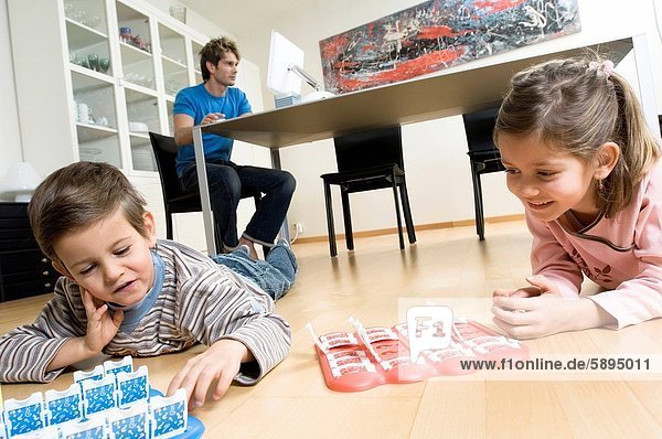liegend liegen liegt liegendes liegender liegende daliegen benutzen Computer Junge - Person Menschlicher Vater Spiel Hintergrund frontal Mädchen