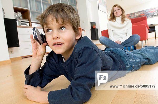 Handy hinter sitzend sprechen Sohn Kurznachricht Mutter - Mensch