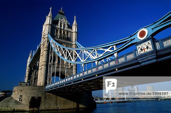 Untersicht einer Brücke  Tower Bridge  London  England