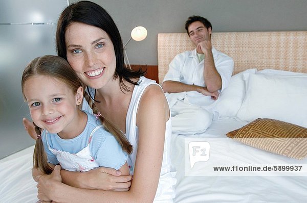 sitzend Portrait Frau umarmen Bett Hintergrund Mittelpunkt Tochter Erwachsener Ehemann