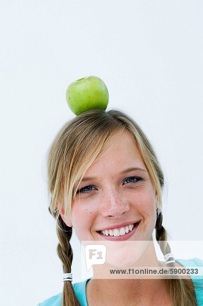 Portrait  Frau  balancieren  grün  jung  Apfel
