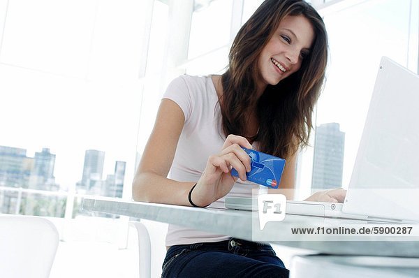 Frau Internet kaufen Kredit jung Kreditkarte Karte