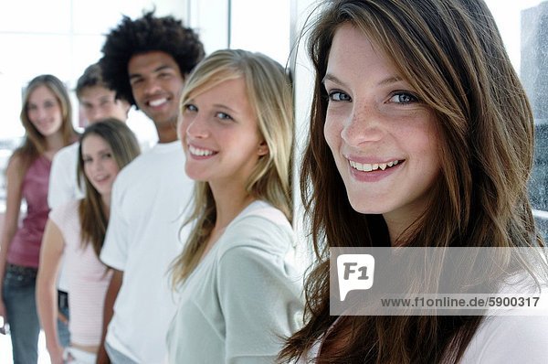 stehend Portrait Mensch Menschen lächeln Menschengruppe Menschengruppen Gruppe Gruppen