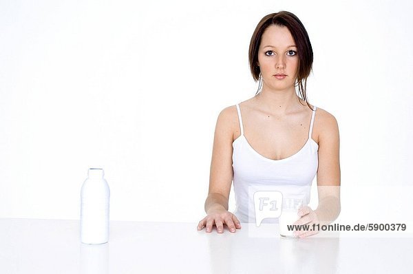 Portrait einer jungen Frau mit einem Glas Milch