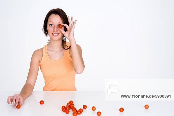 Portrait  Frau  halten  Kirsche  frontal  Tomate  jung
