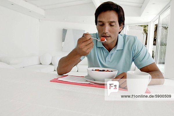 Mann am Tisch essen Mittelpunkt Tisch Erwachsener Frühstück