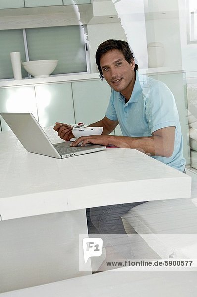 benutzen Portrait Mann Notebook Mittelpunkt Tisch Erwachsener Frühstück
