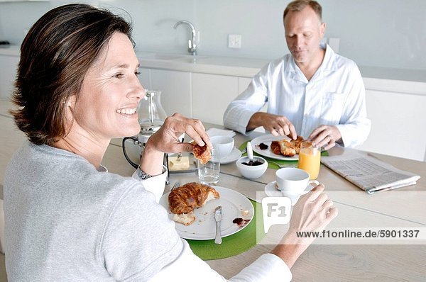 sitzend , reifer Erwachsene, reife Erwachsene , Tisch , Frühstück