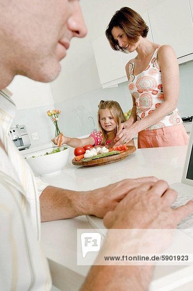 Profil Profile benutzen Mann Notebook Hintergrund reifer Erwachsene reife Erwachsene Seitenansicht Mädchen Mutter - Mensch