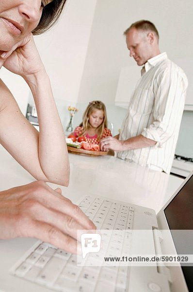 benutzen Frau Notebook Menschlicher Vater Hintergrund reifer Erwachsene reife Erwachsene Mädchen