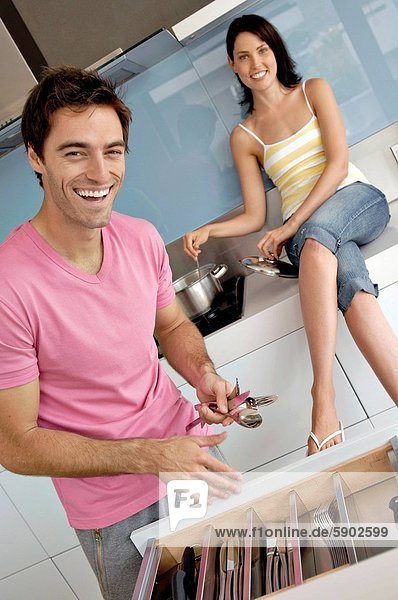 kochen Frau Mann halten Hintergrund Löffel jung Gabel